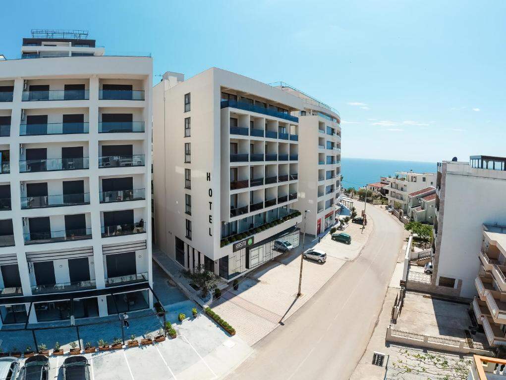Rooms and apartments
